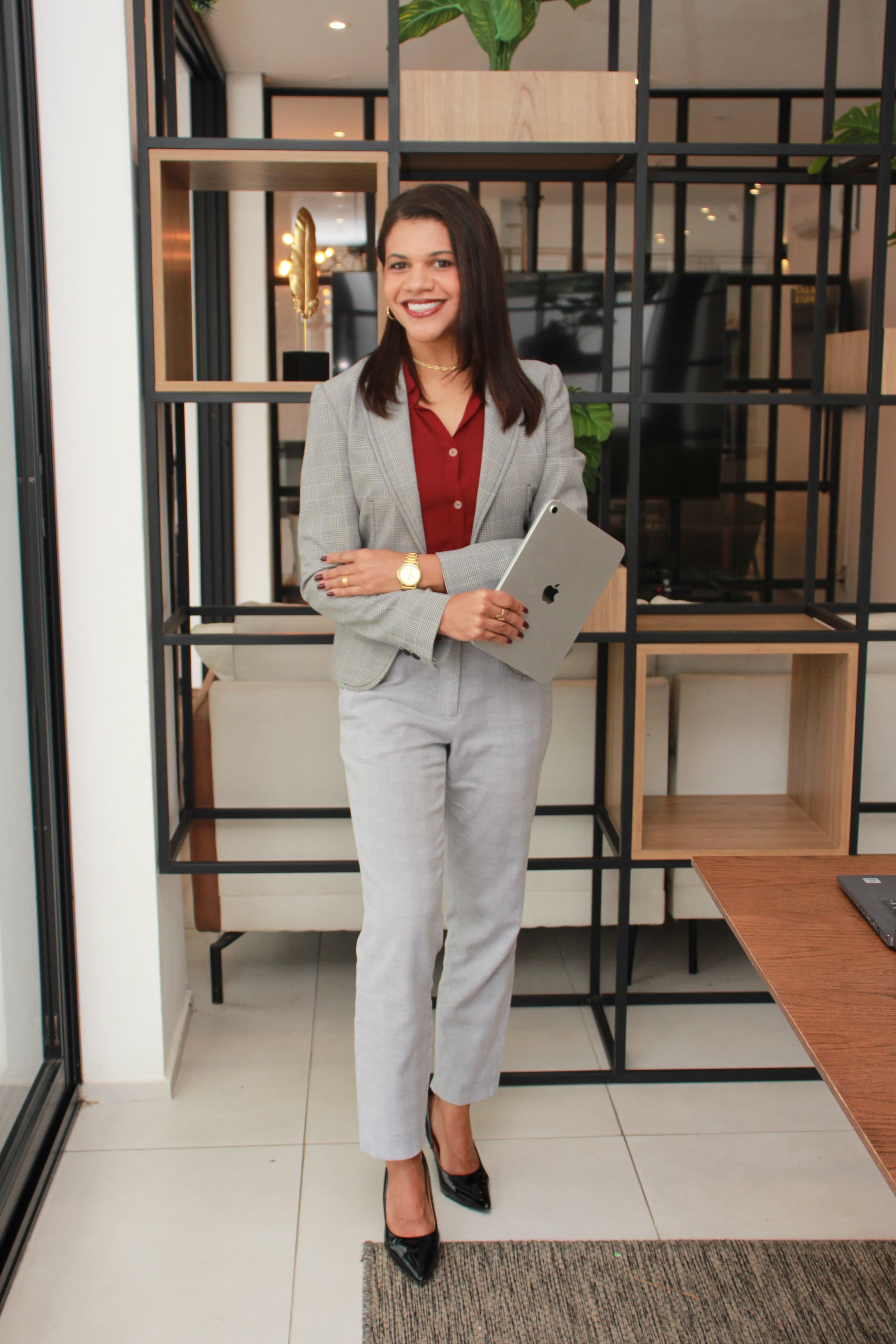 Lilian Arruda em ambiente corporativo